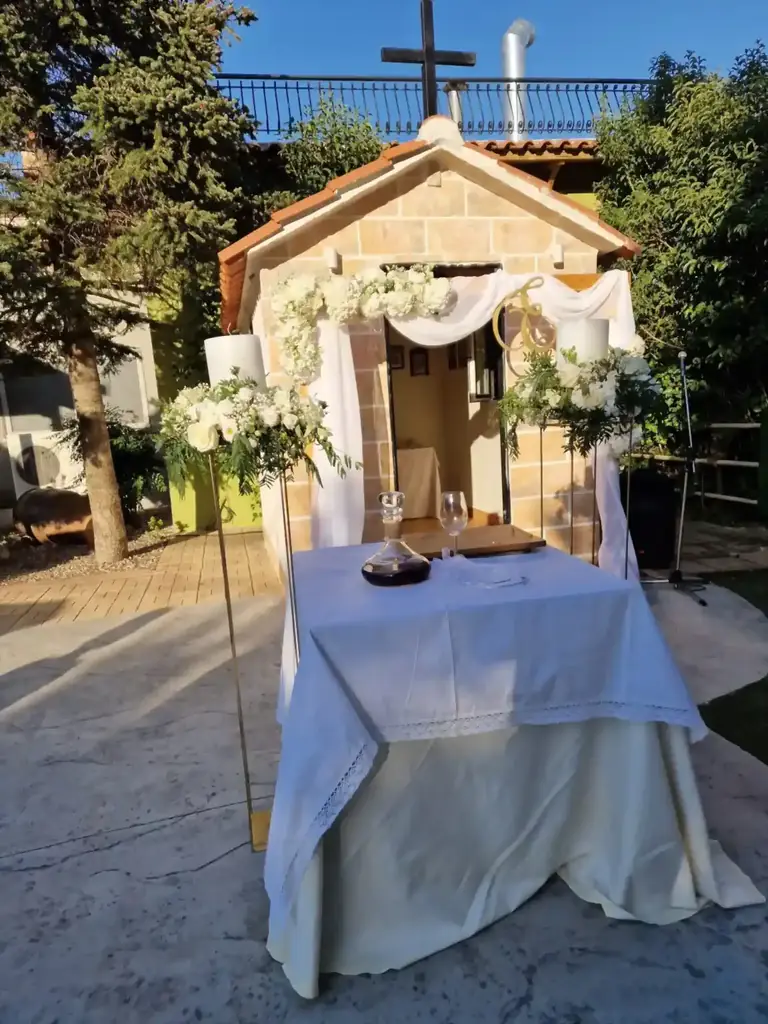 Στολισμένο εκκλησάκι μέσα στο κτήμα για τελετή βάπτισης